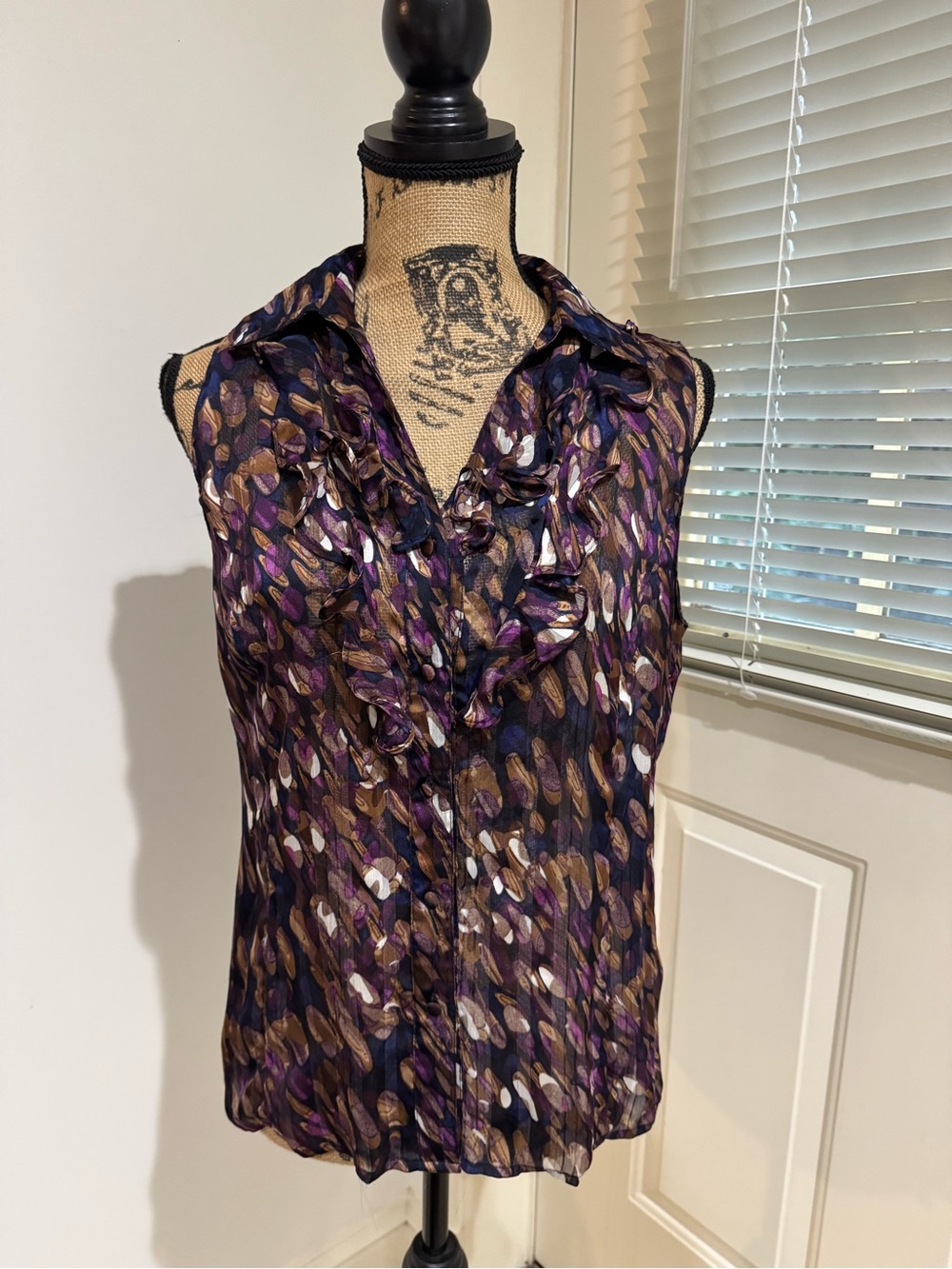 Tahari delicate & Elegant Purple Multi Ruffle Sleeveless Blouse size M